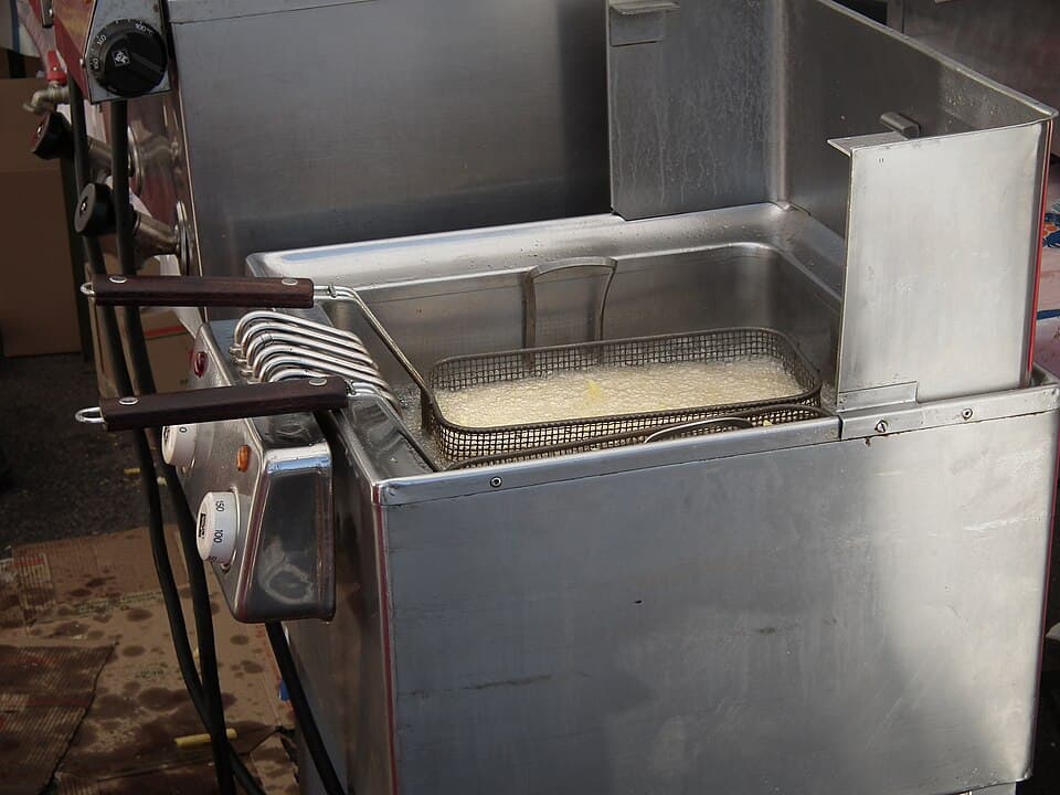 Commercial deep fryer with fry basket — single-tank line