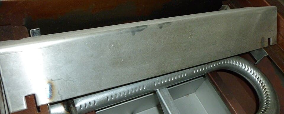 Commercial charbroiler with radiant burner and grates